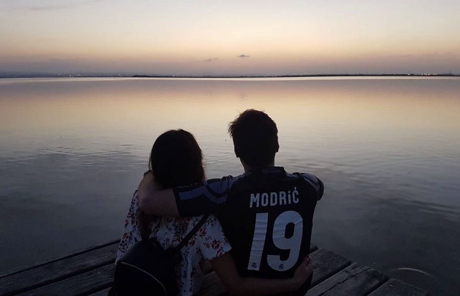 Cristian y Nuria mirando el atardecer